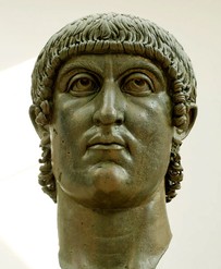 La testa bronzea della statua colossale dell'imperatore Costantino I